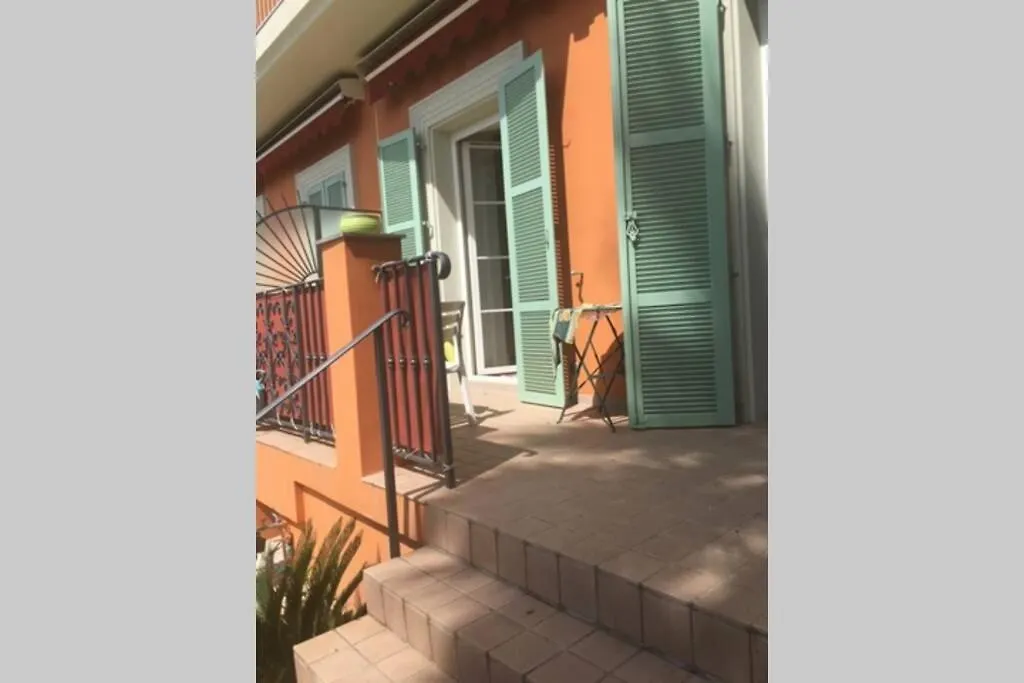 T2 45m Front de Mer Climatisation Jacuzzi Menton